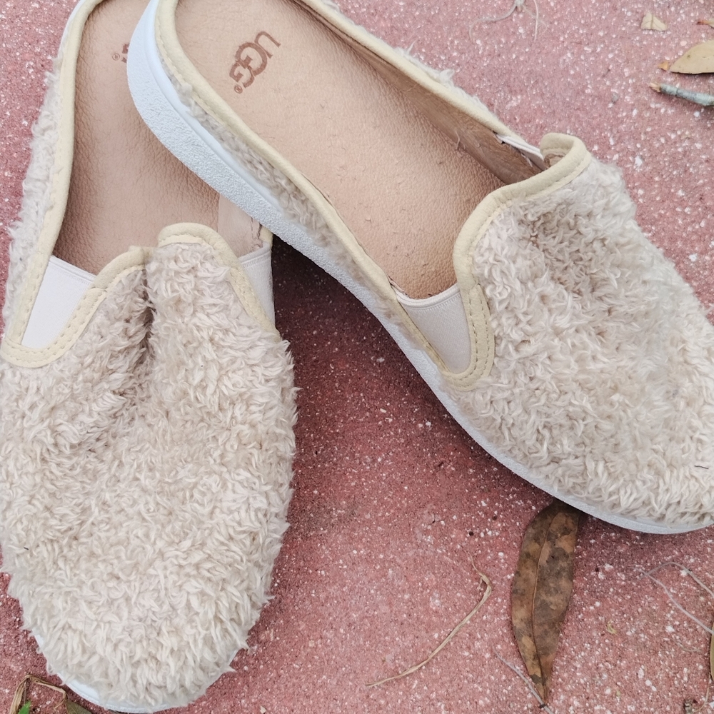 UGG New Fuzzy Slides, slip ONS sz 9.5